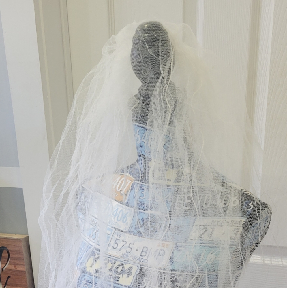 Two-layer ivory tulle veil.